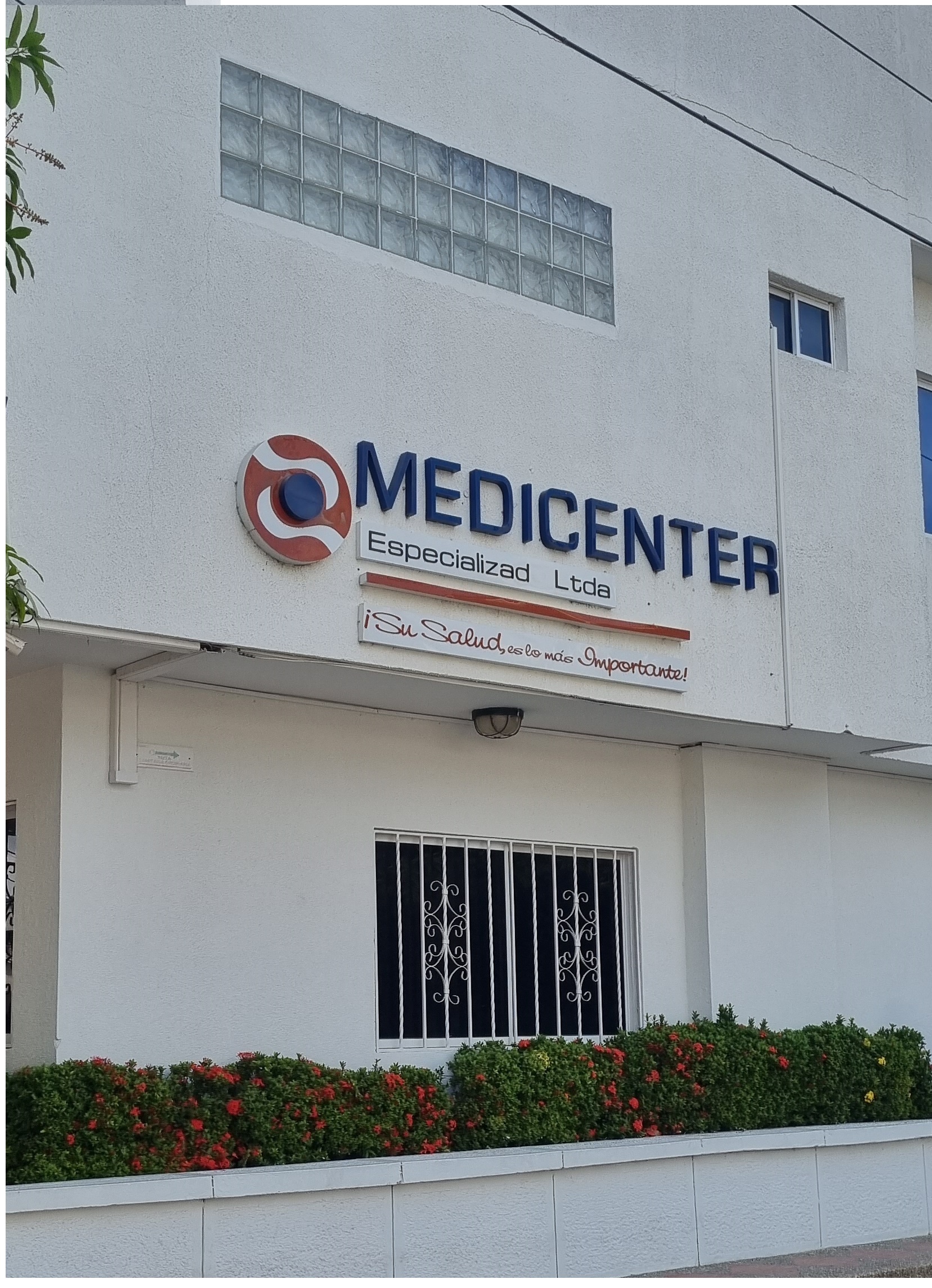 Profesionales de la salud atendiendo pacientes en Medicenter
